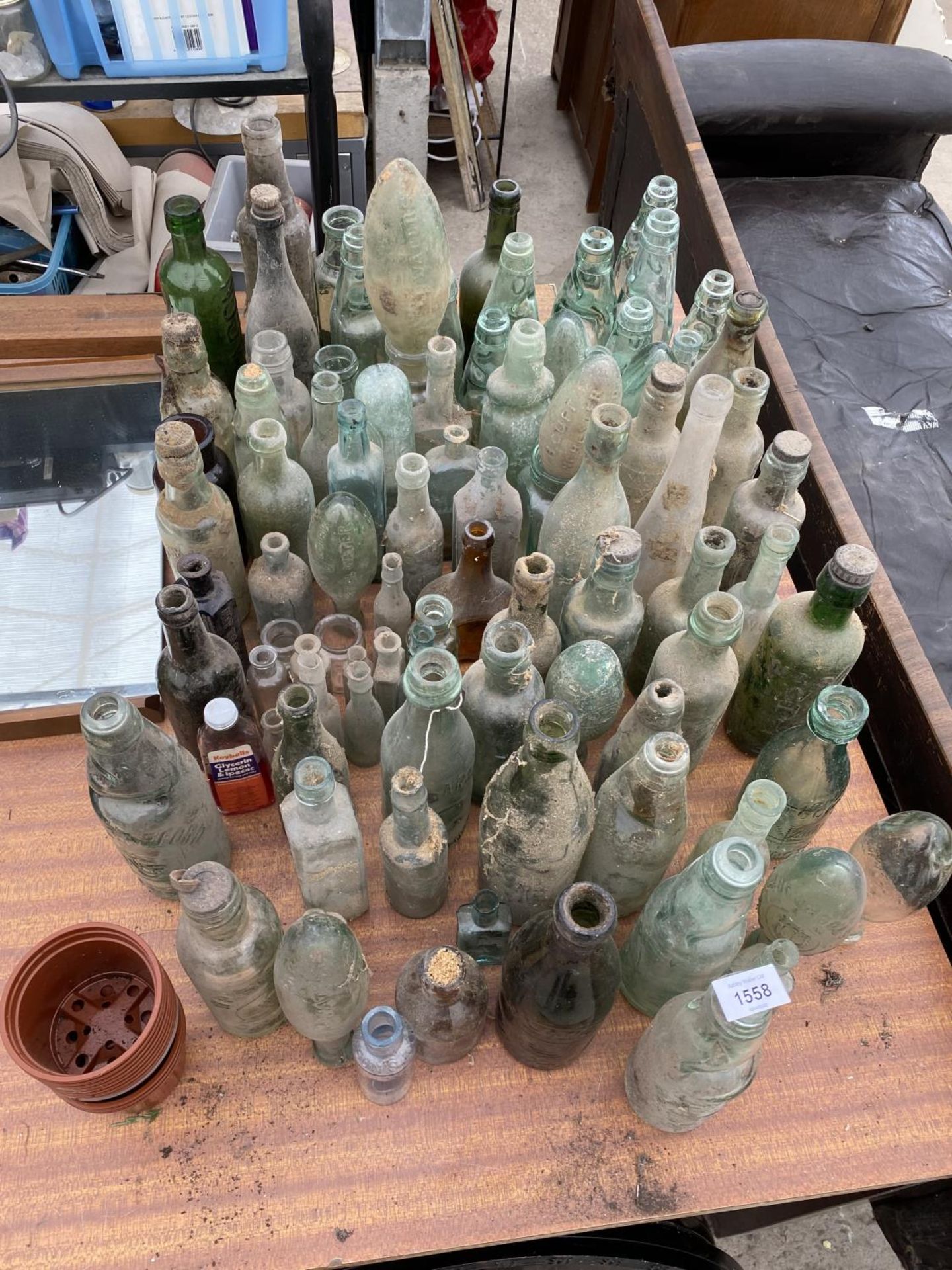 A LARGE QUANTITY OF VINTAGE GLASS BOTTLES SOME BEARING NAMES