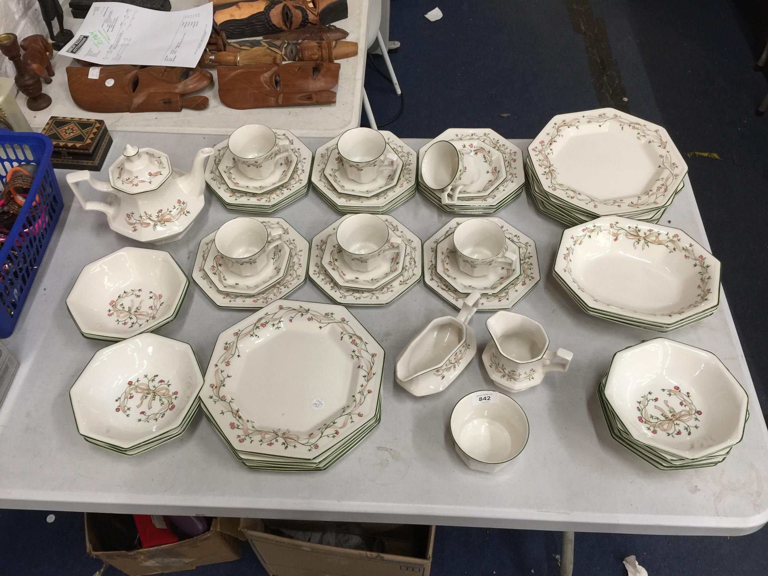 A LARGE AMOUNT OF JOHNSON BROTHERS 'ETTERNAL BEAU' DINNERWARE INCLUDING, DINNER AND SIDE PLATES,