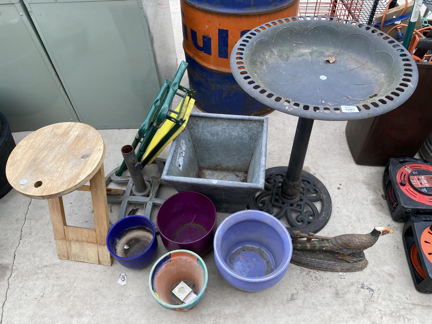 AN ASSORTMENT OF GARDEN ITEMS TO INCLUDE A PARASOL BASE, A PLASTIC BIRD BATH AND VARIOUS PLANT