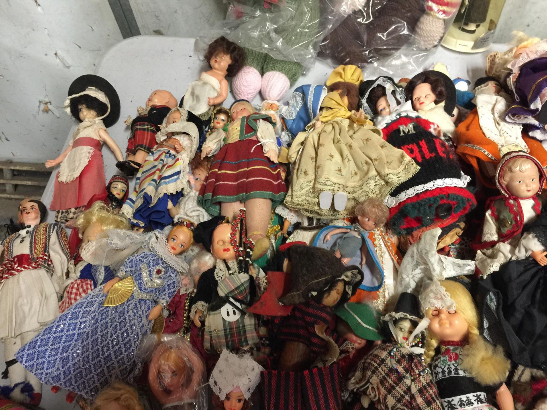 A LARGE QUANTITY OF COLLECTABLE DOLLS IN VARIOUS COSTUMES - Image 5 of 6