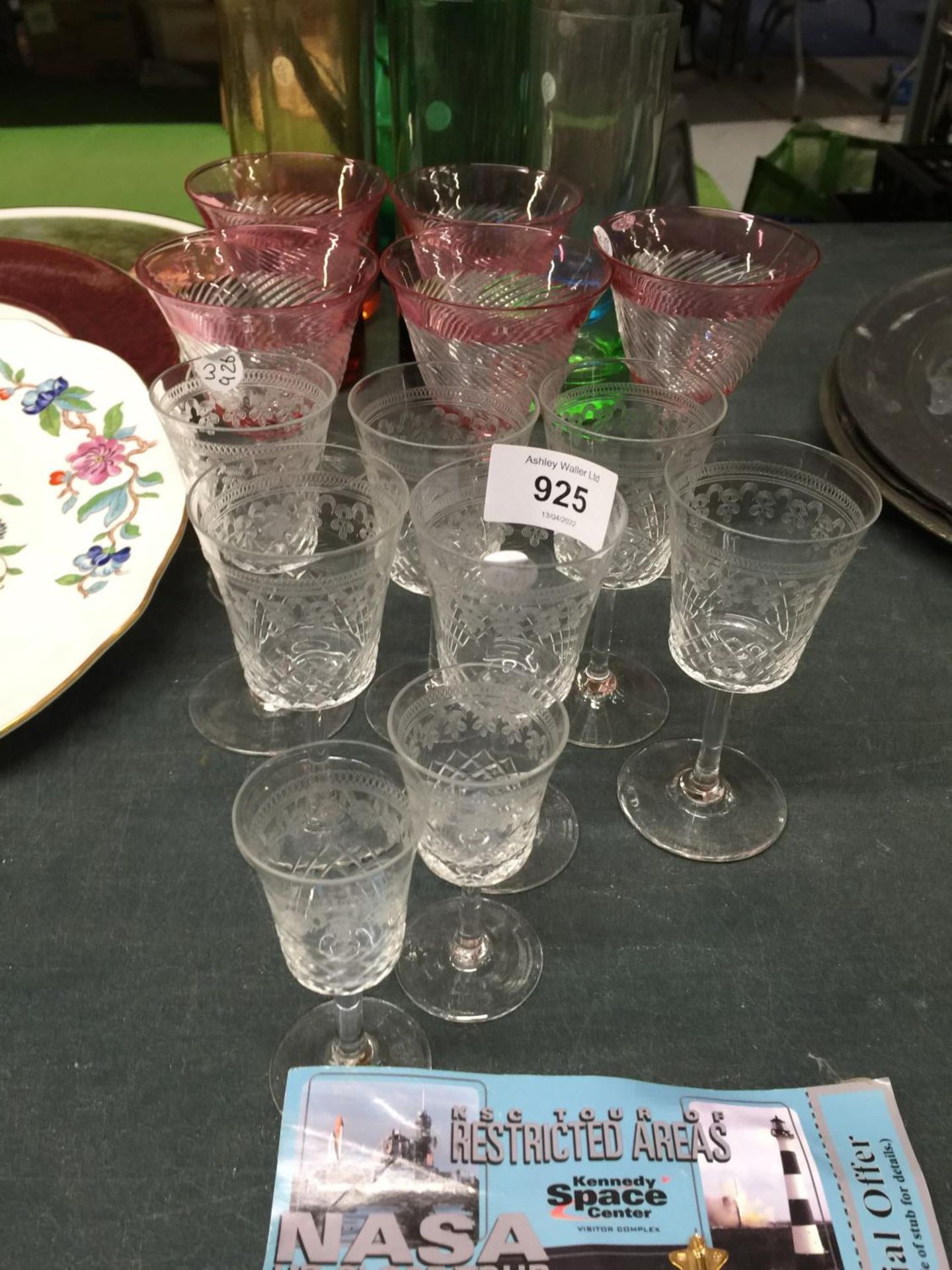 A QUANTITY OF GLASSES TO INCLUDE ETCHED SHERRY AND PORT, COLOURED TUMBLERS LEMONADE JUG, ETC - Image 2 of 4