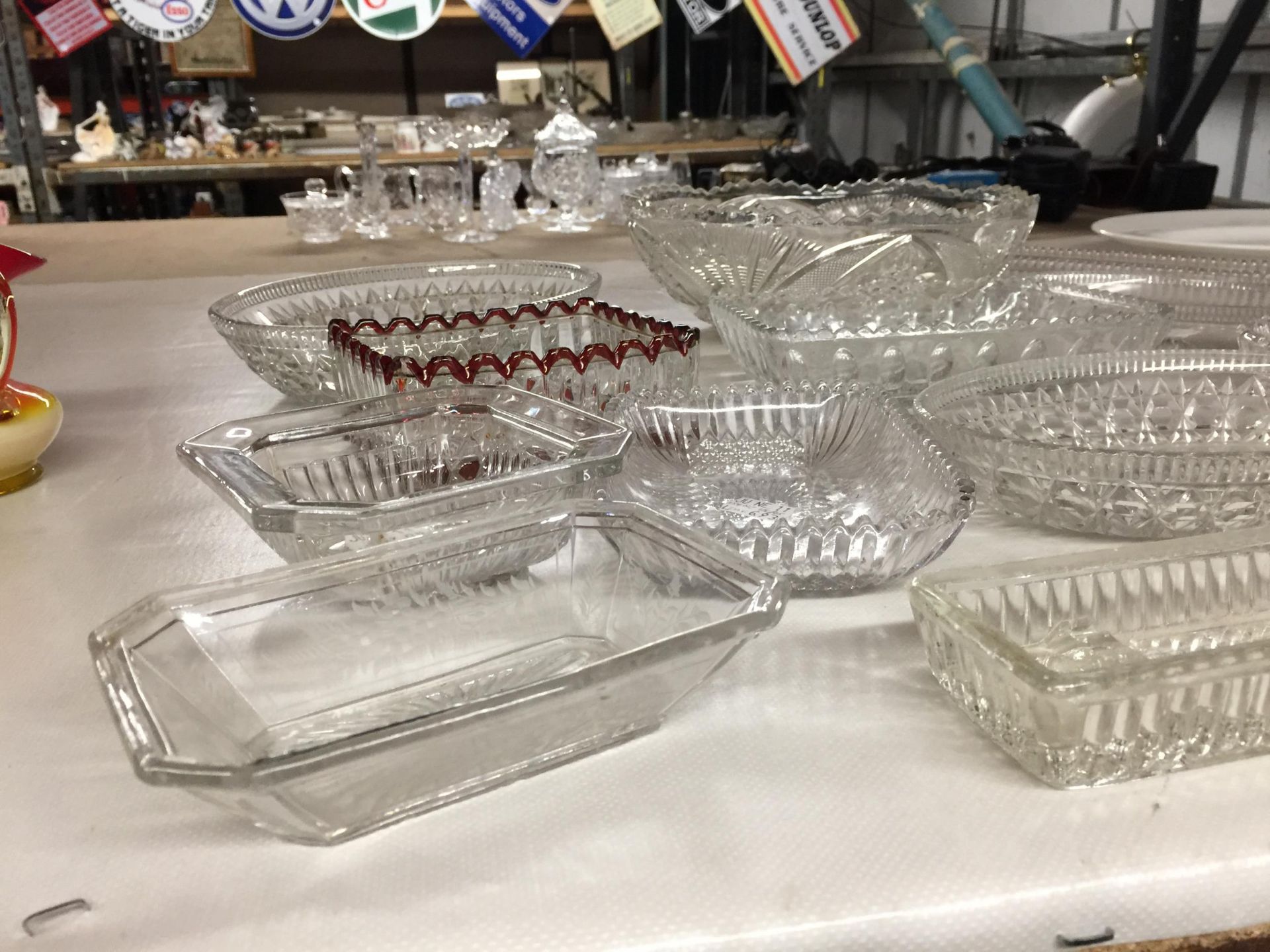 A QUANTITY OF GLASSWARE INCLUDING BOWLS, SERVING DISHES, ETC - Image 2 of 4