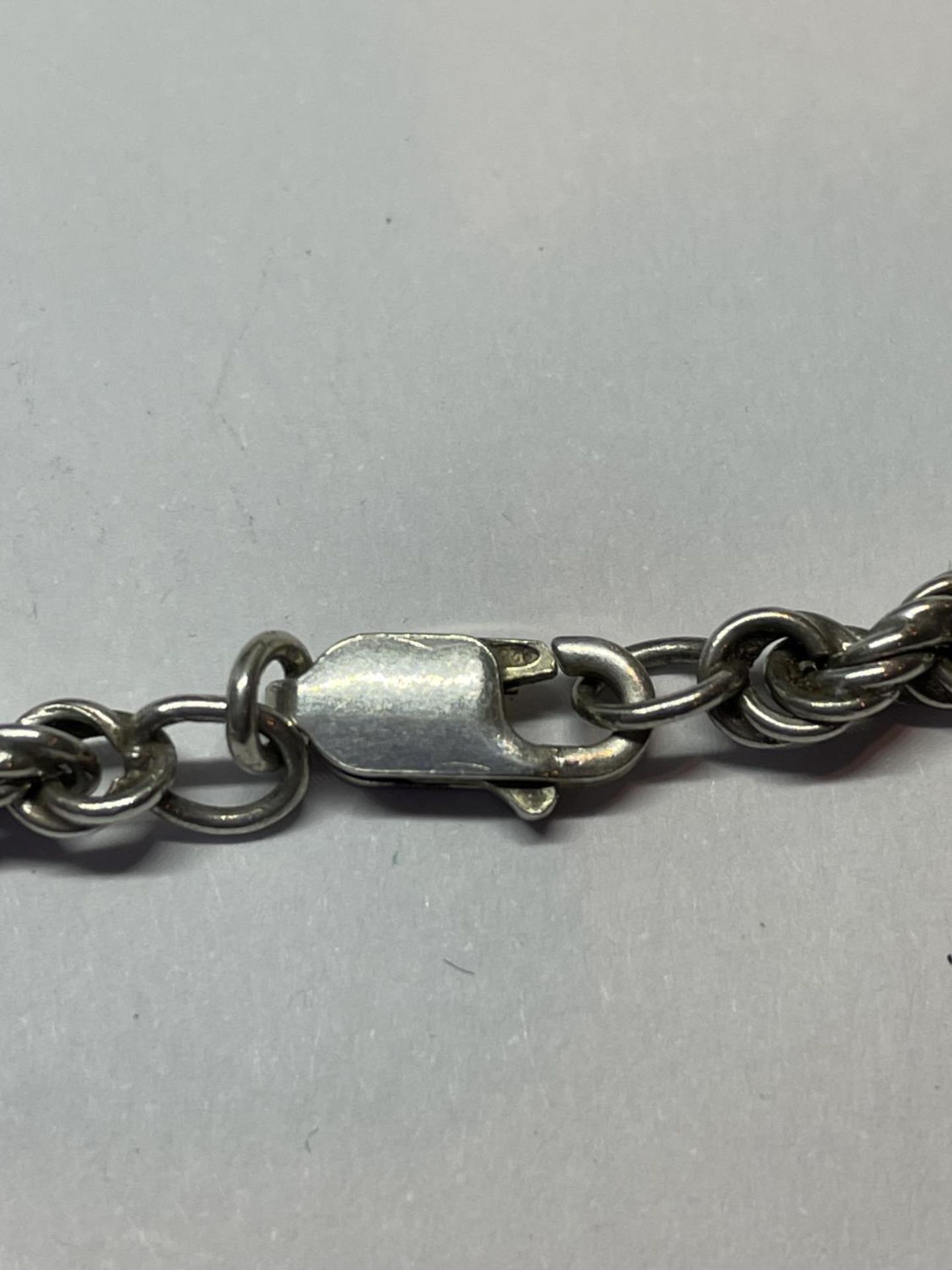 A MARKED SILVER ROPE NECKLACE 60 CM LONG - Image 3 of 3