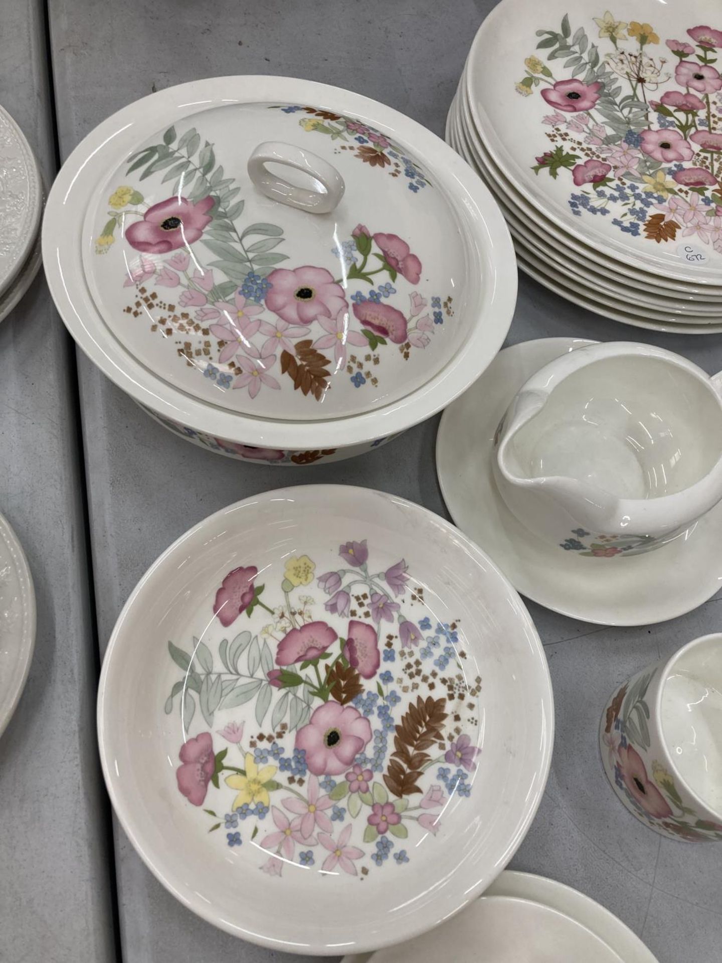 A COLLECTION OF WEDGWOOD 'MEADOW SWEET' DINNERWARE TO INCLUDE CUPS AND SAUCERS, DINNER AND SIDE - Image 4 of 6