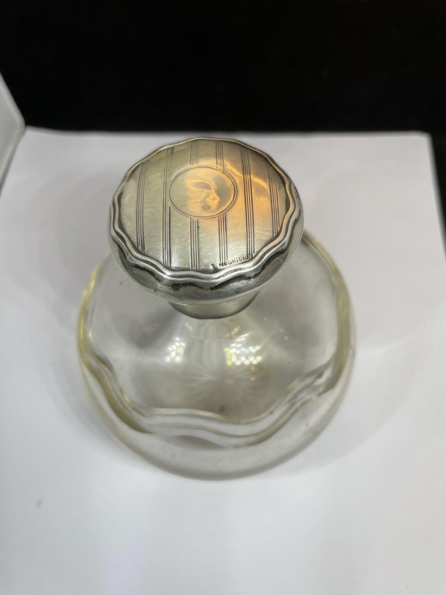 A LARGE GLASS PERFUME BOTTLE WITH HALLMARKED BIRMINGHAM SILVER TOP AND A STOPPER - Image 10 of 10