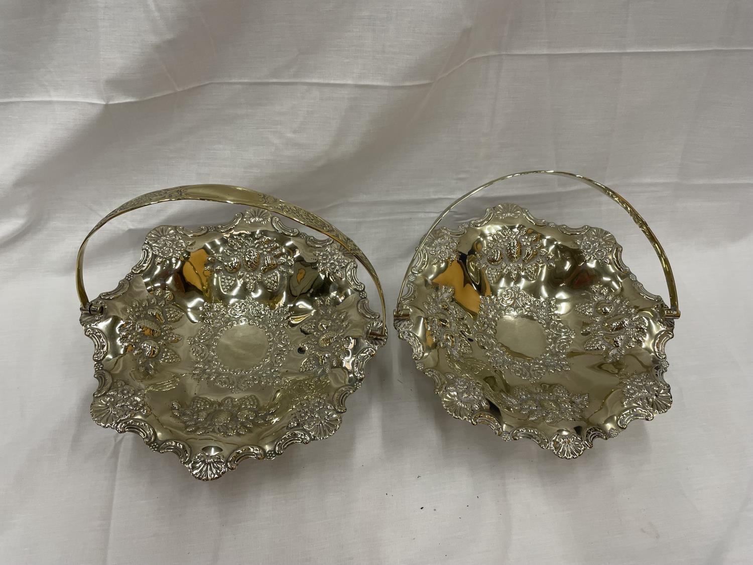 TWO MARKED POTTER SILVER PLATED ORNATE FRUIT BASKETS DIAMETER 28CM - Image 2 of 5