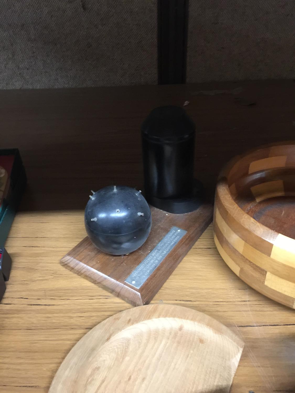 A QUANTITY OF TREEN ITEMS INCLUDING A MUSICAL BOX, CRUMB TRAY AND BRUSH, BOWL, ORIENTAL STYLE - Bild 3 aus 6