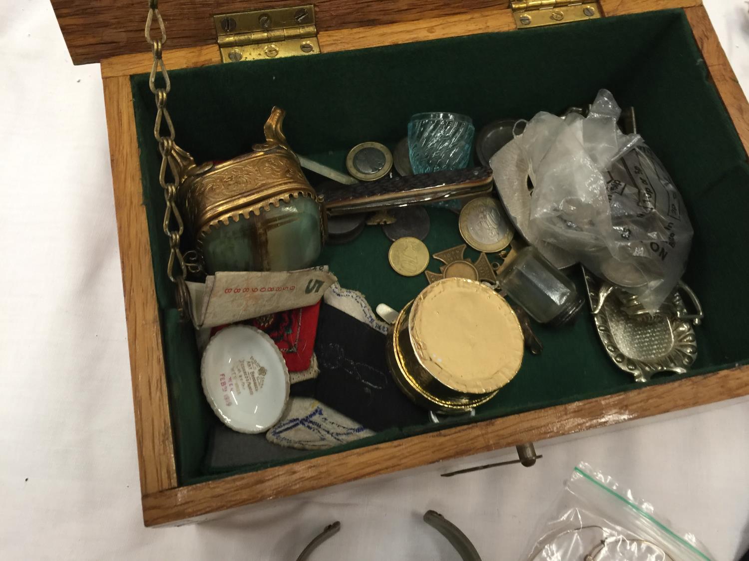AN OAK BOX WITH A MILITARY EMBLEM CONTAINING MEDALS, BADGES, COINS, PEN KNIFE, LIGHTERS, ETC - Bild 4 aus 10