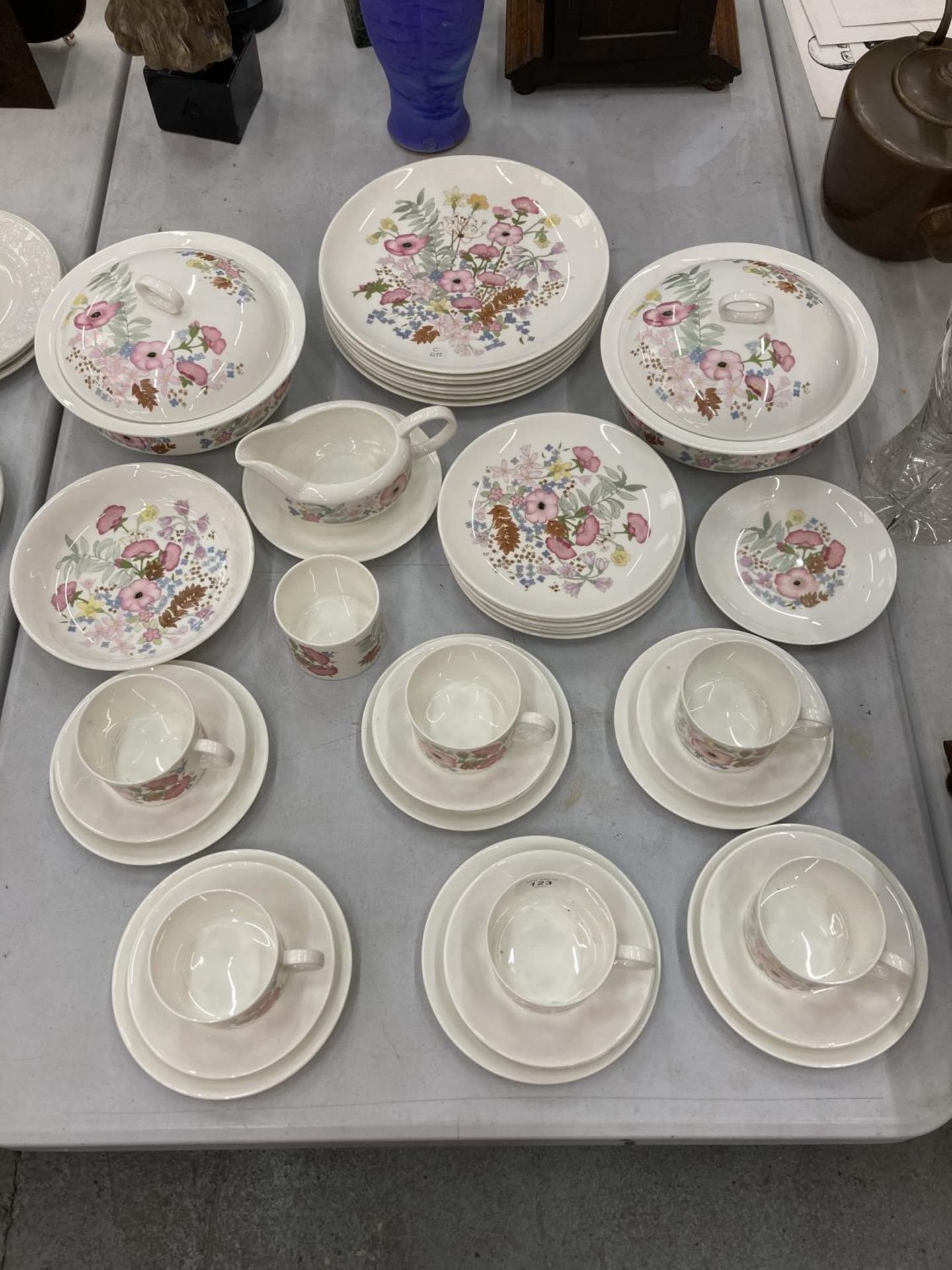 A COLLECTION OF WEDGWOOD 'MEADOW SWEET' DINNERWARE TO INCLUDE CUPS AND SAUCERS, DINNER AND SIDE