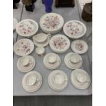 A COLLECTION OF WEDGWOOD 'MEADOW SWEET' DINNERWARE TO INCLUDE CUPS AND SAUCERS, DINNER AND SIDE