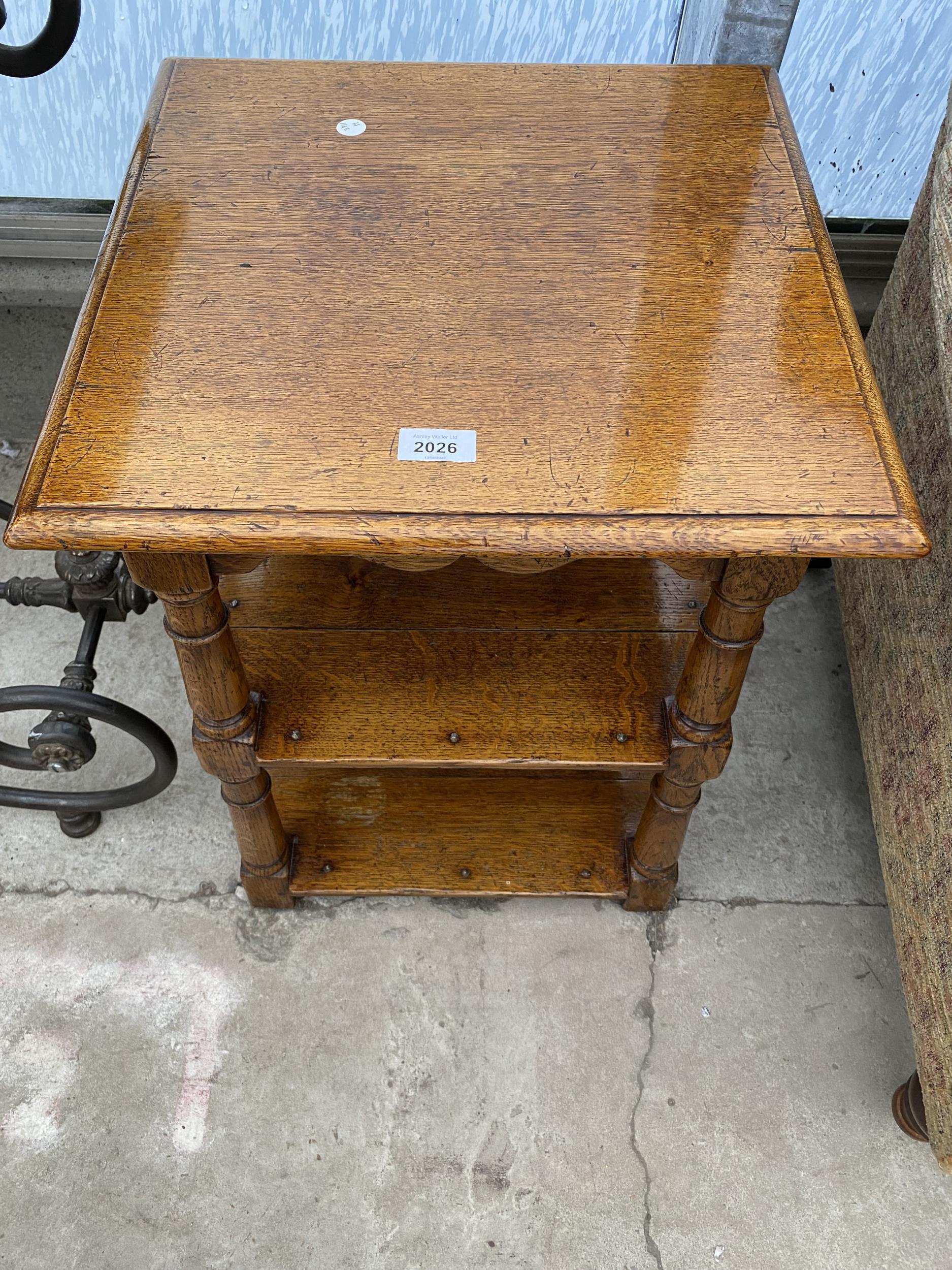 A GEORGE III STYLE LIGHT OAK TAPERED THREE TIER TABLE ON TURNED LEGS, 17" SQUARE