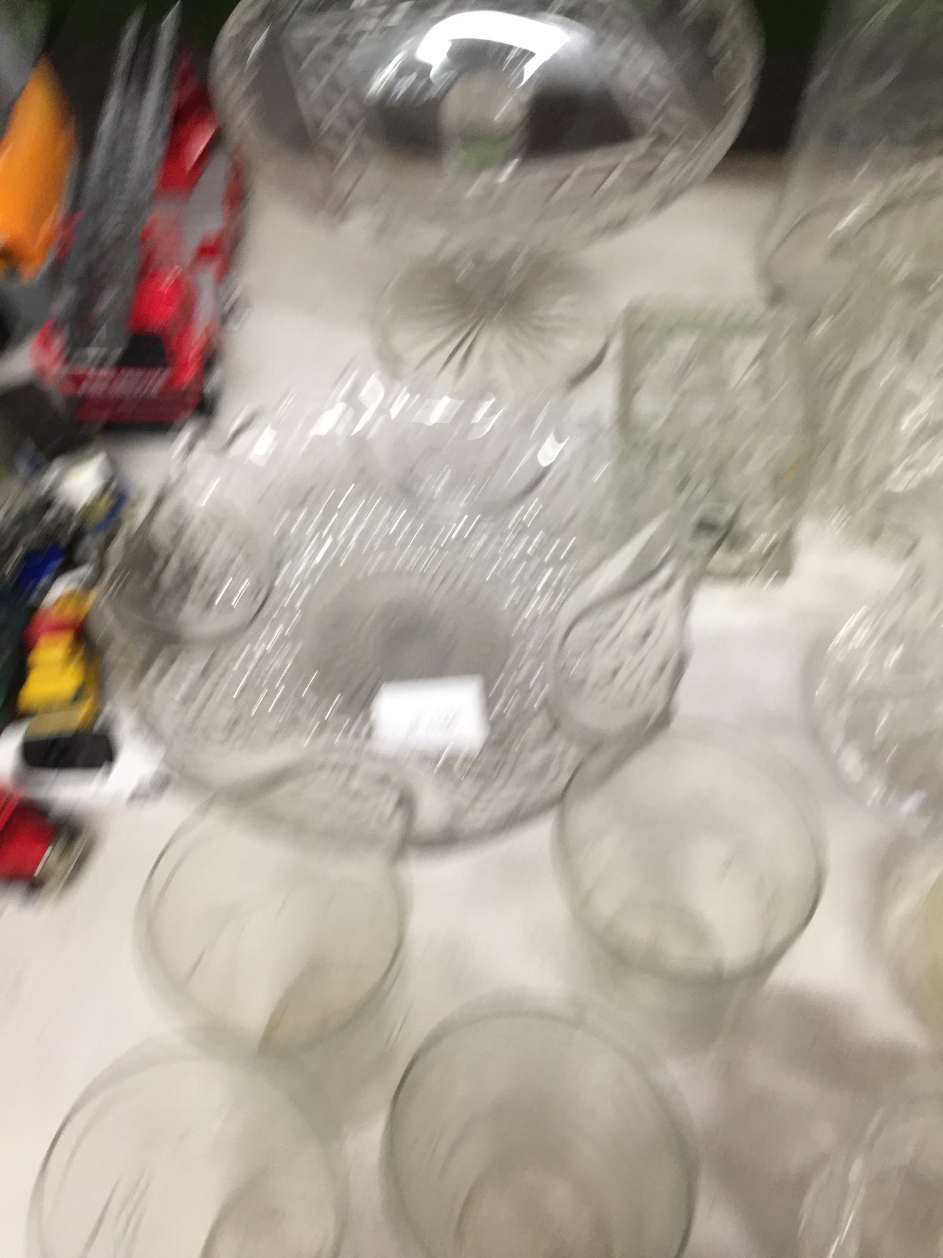 A QUANTITY OF GLASSWARE INCLUDING ETCHED TUMBLERS, CAKE STANDS, JUGS, ETC - Image 5 of 6