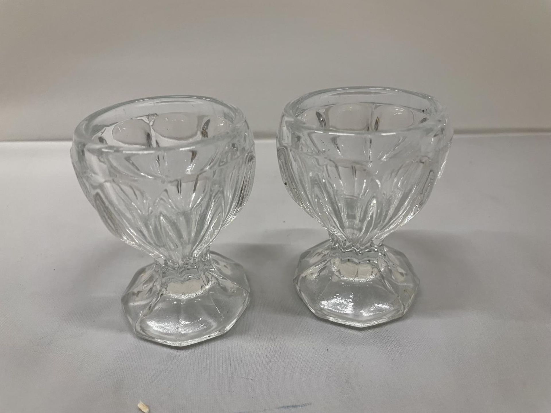 EIGHT HAND BLOWN GLASSES TO INCLUDE TWO DECEPTIVE PENNY LICKS, FOUR DAVIDSON CHIPPENDALE AND TWO - Bild 4 aus 4