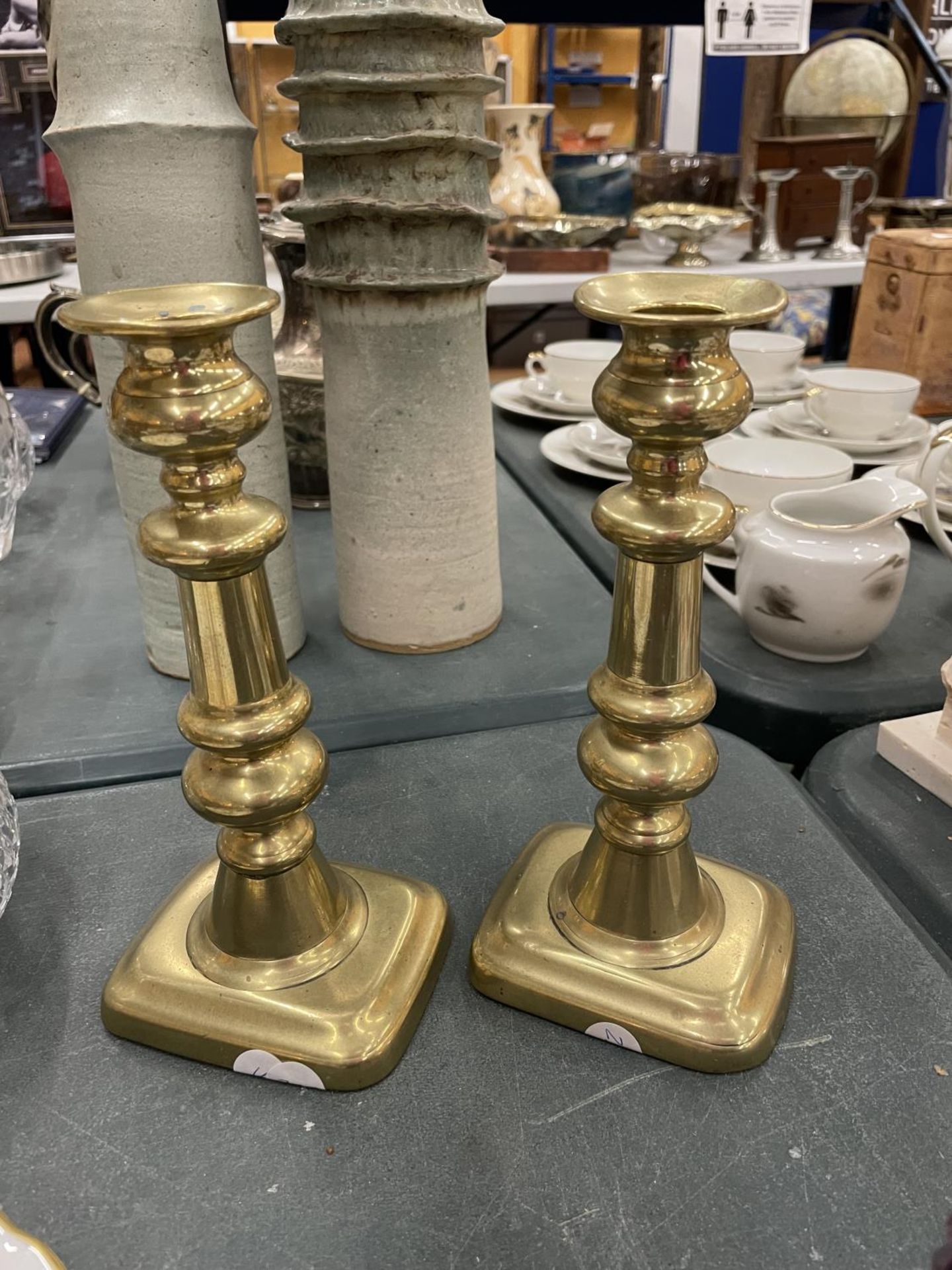 A PAIR OF BRASS CANDLESTICKS HEIGHT 22CM - Image 3 of 3