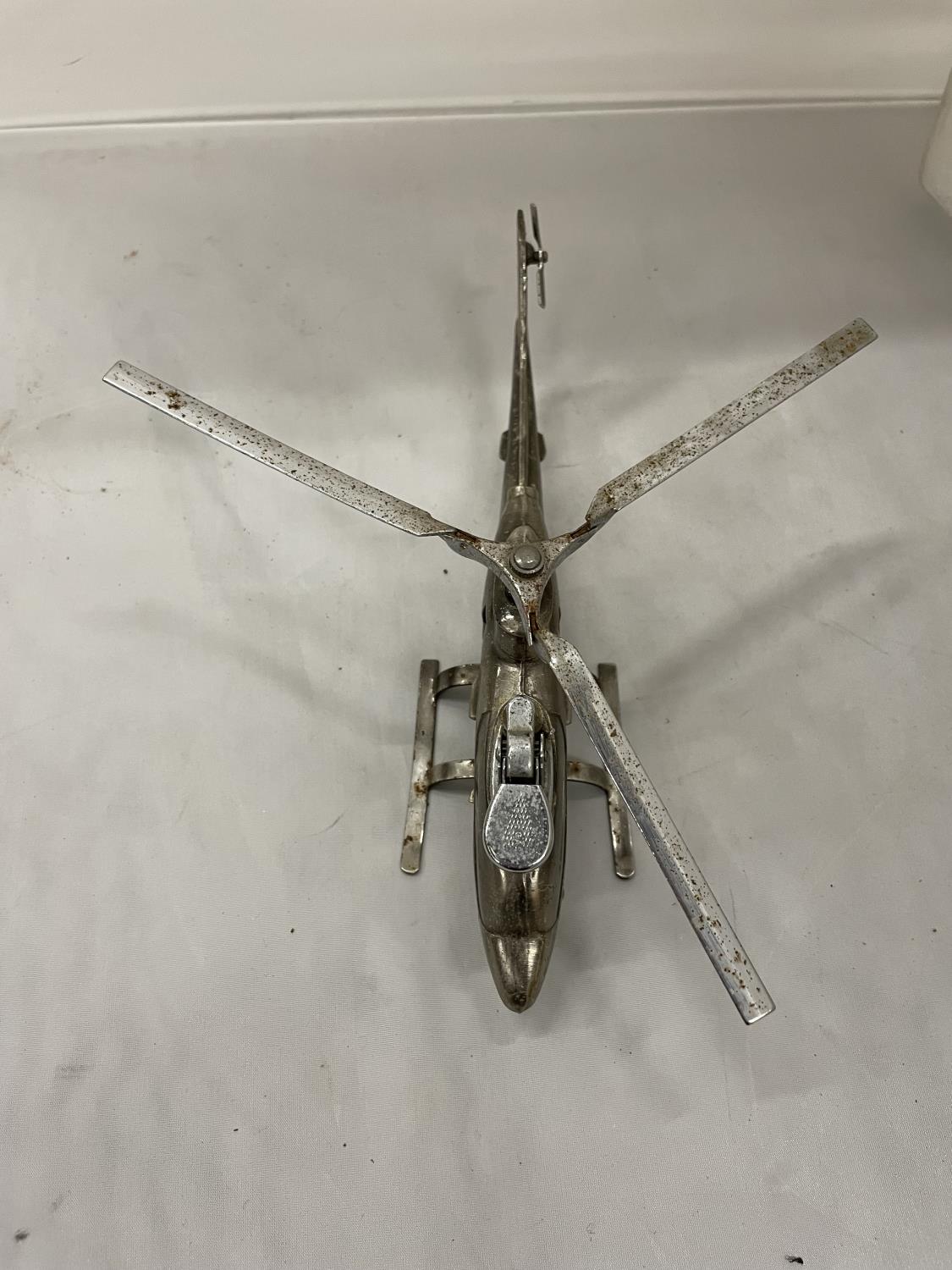 A RARE 1967 RETRO JAPANESE PLATED HUEY COBRA CIGARETTE LIGHTER IN THE FORM OF A HELICOPTER - Bild 3 aus 3