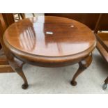 A MID 20TH CENTURY 24" DIAMETER COFFEE TABLE ON CABRIOLE LEGS