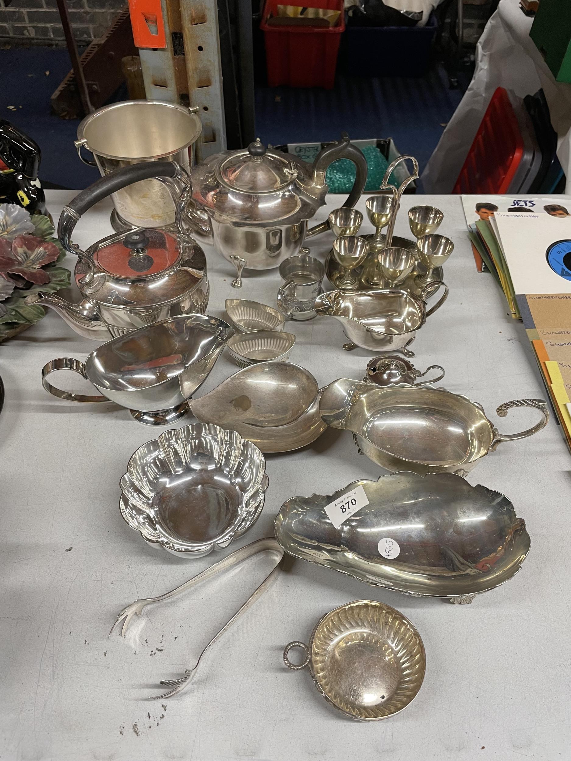 A COLLECTION OF SILVER PLATED ITEMS TO INCLUDE TEAPOTS, SAUCEBOATS, BOWLS, ICE BUCKET, ETC
