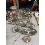 A COLLECTION OF SILVER PLATED ITEMS TO INCLUDE TEAPOTS, SAUCEBOATS, BOWLS, ICE BUCKET, ETC