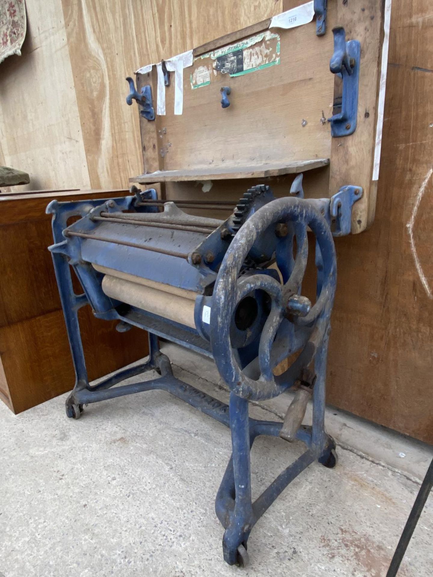 A VINTAGE CAST IRON EWBANK MANGLE IN WORKING CONDITION - Image 2 of 8