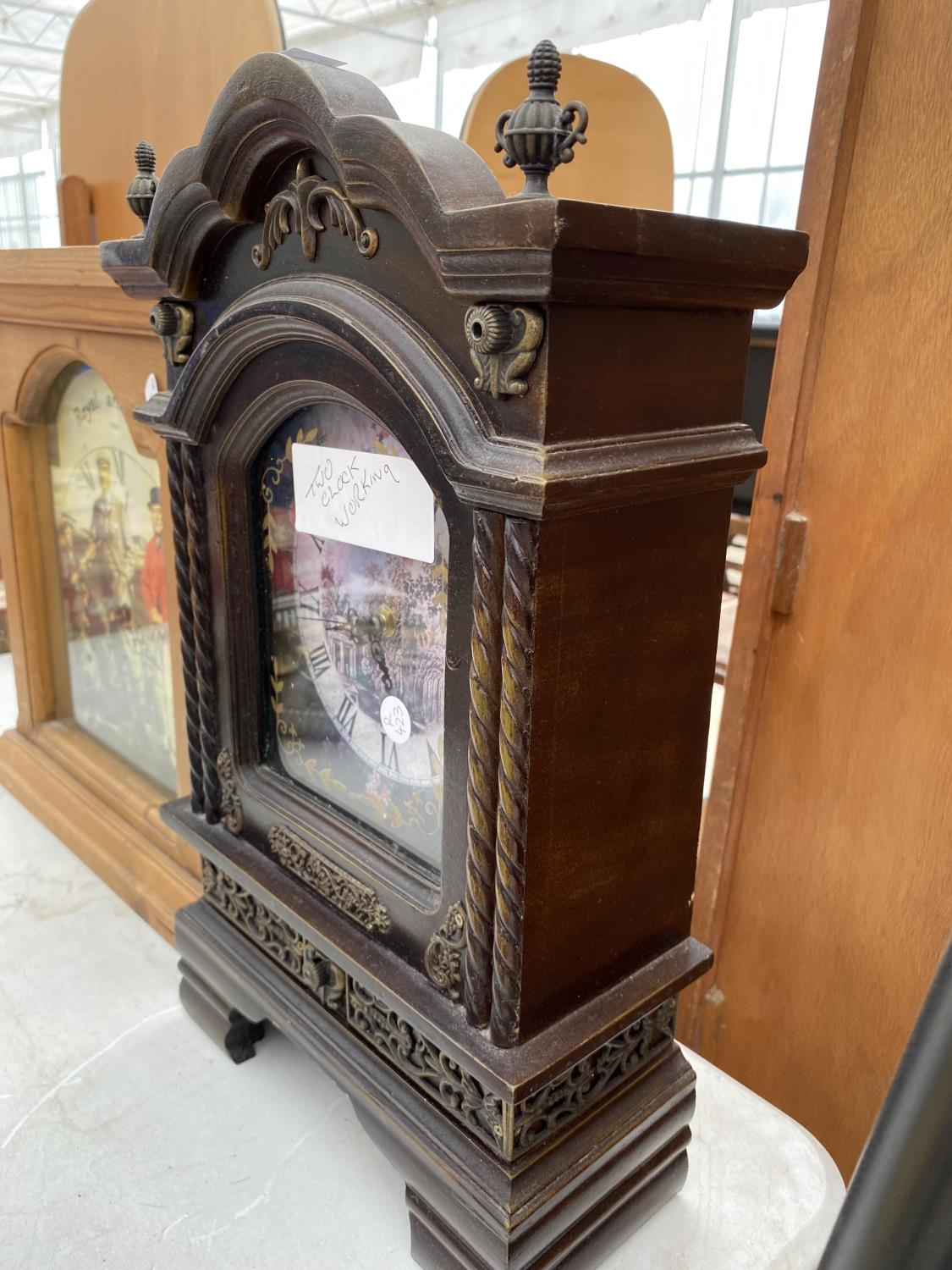 A PINE CASED WALL CLOCK AND A DECORATIVE MANTLE CLOCK BOTH BELIEVED WORKING BUT NO WARRANTY - Bild 3 aus 3