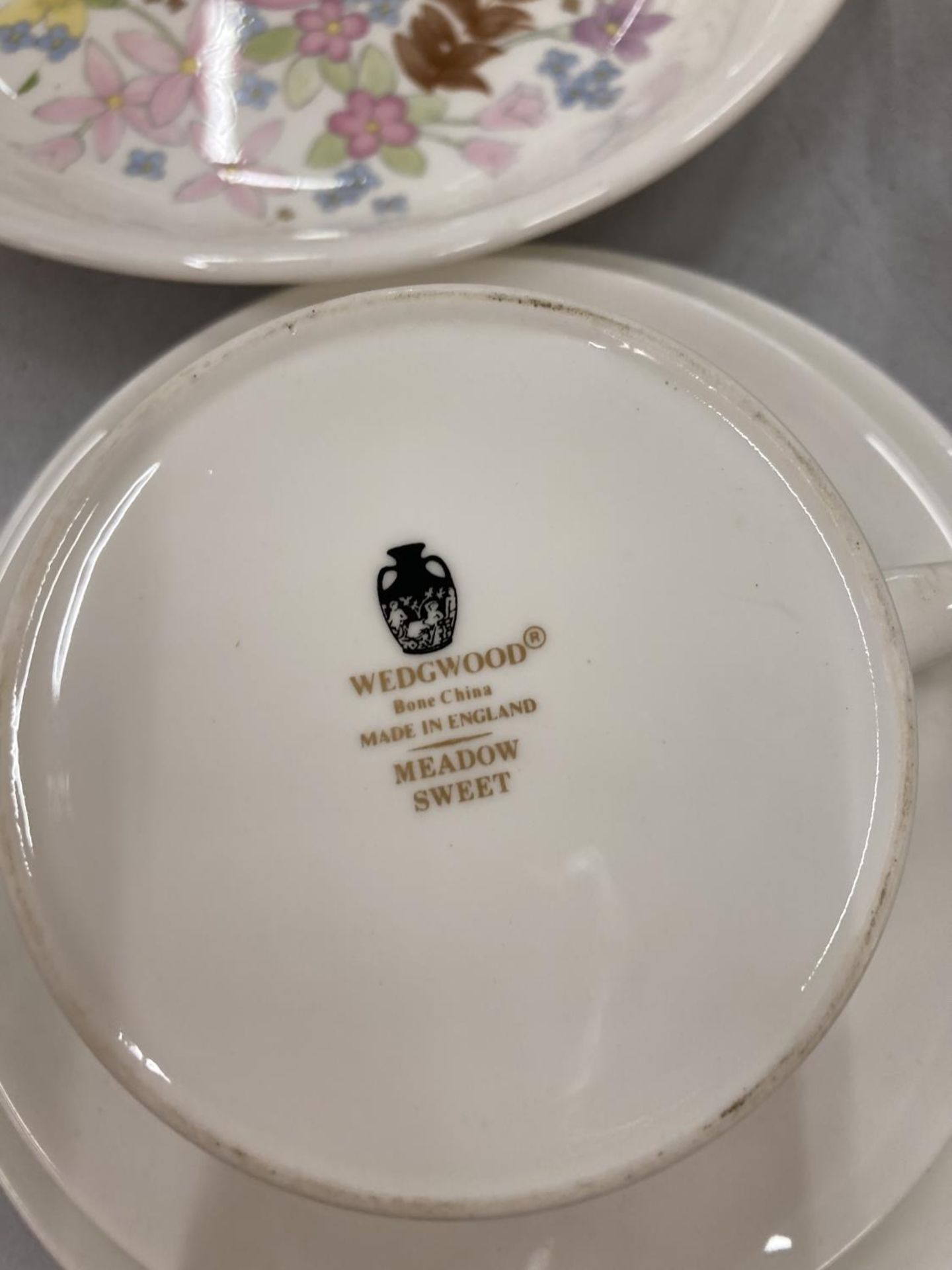 A COLLECTION OF WEDGWOOD 'MEADOW SWEET' DINNERWARE TO INCLUDE CUPS AND SAUCERS, DINNER AND SIDE - Image 6 of 6