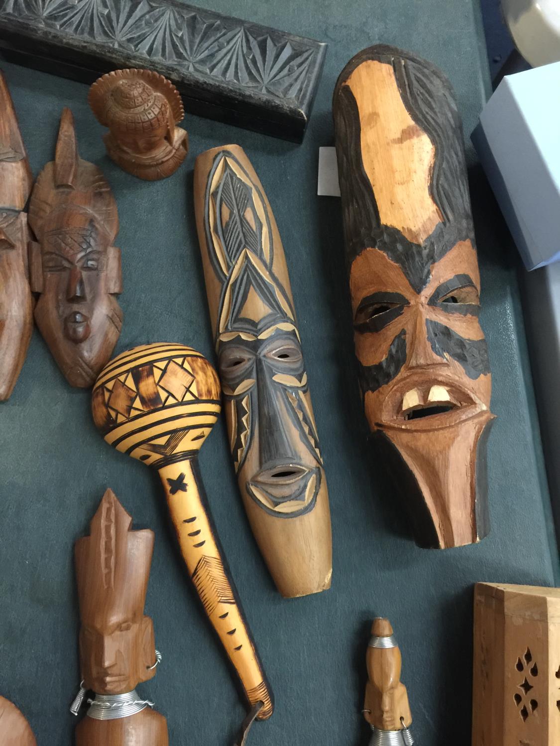 A QUANTITY OF TREEN ITEMS TO INCLUDE AFRICAN MASKS, FIGURES, BOX, COASTERS, ETC - Image 4 of 6