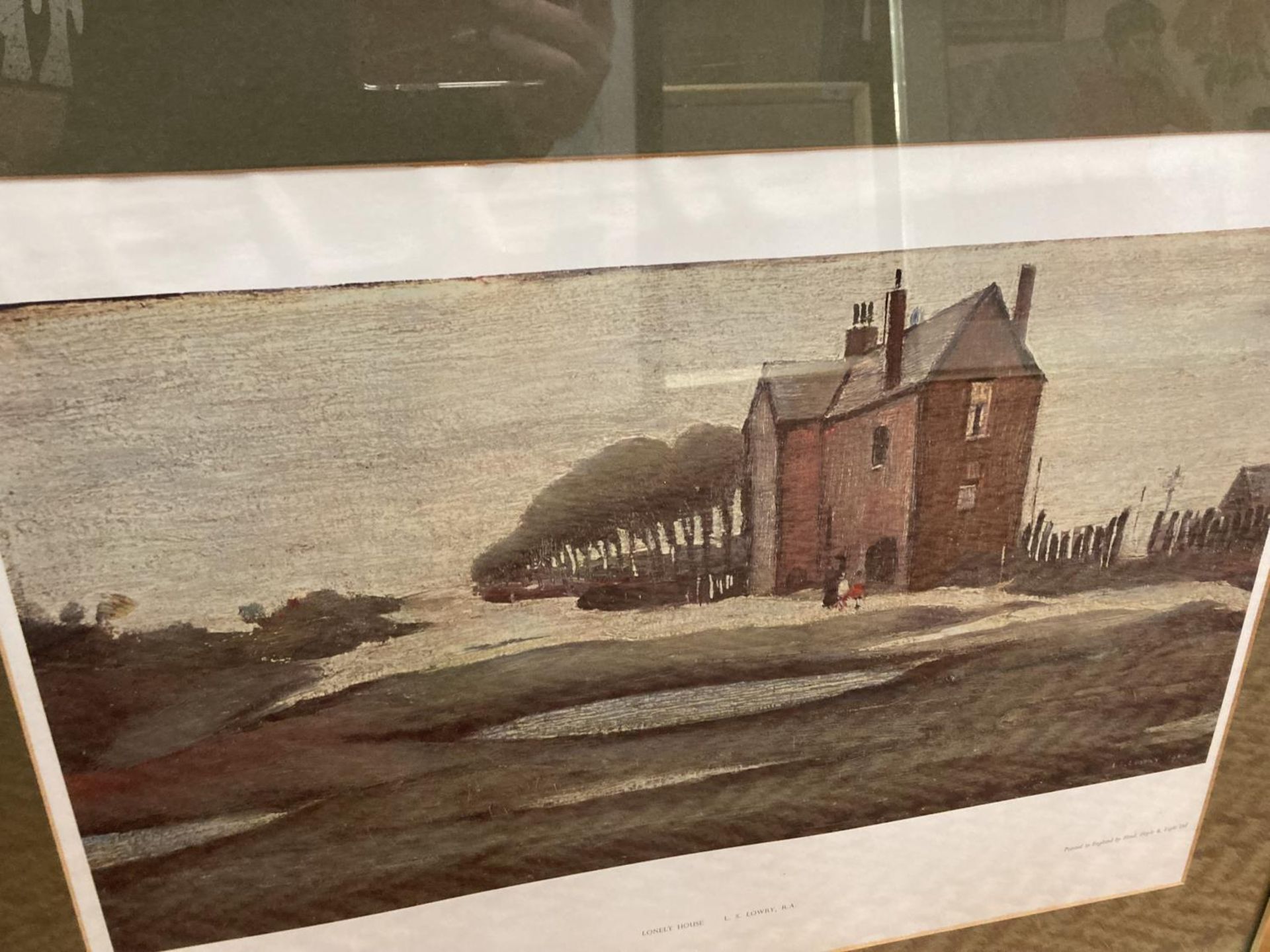 A FRAMED PRINT OF 'LONELY HOUSE' BY L. S. LOWRY 1946 W: 67CM - Image 2 of 5
