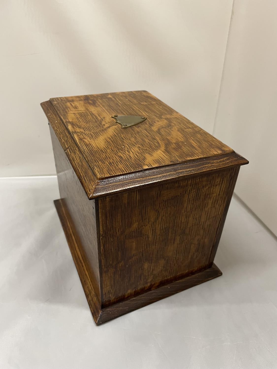 AN EARLY 20TH CENTURY OAK STATIONARY BOX WHICH OPENS TO A LEATHER WRITING DESK, SHIELD ON THE LID. - Image 6 of 6