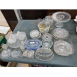 AN ASSORTMENT OF GLASS WARE TO INCLUDE A CAKE STAND, BUTTER DISH AND TRINKET DISHES ETC