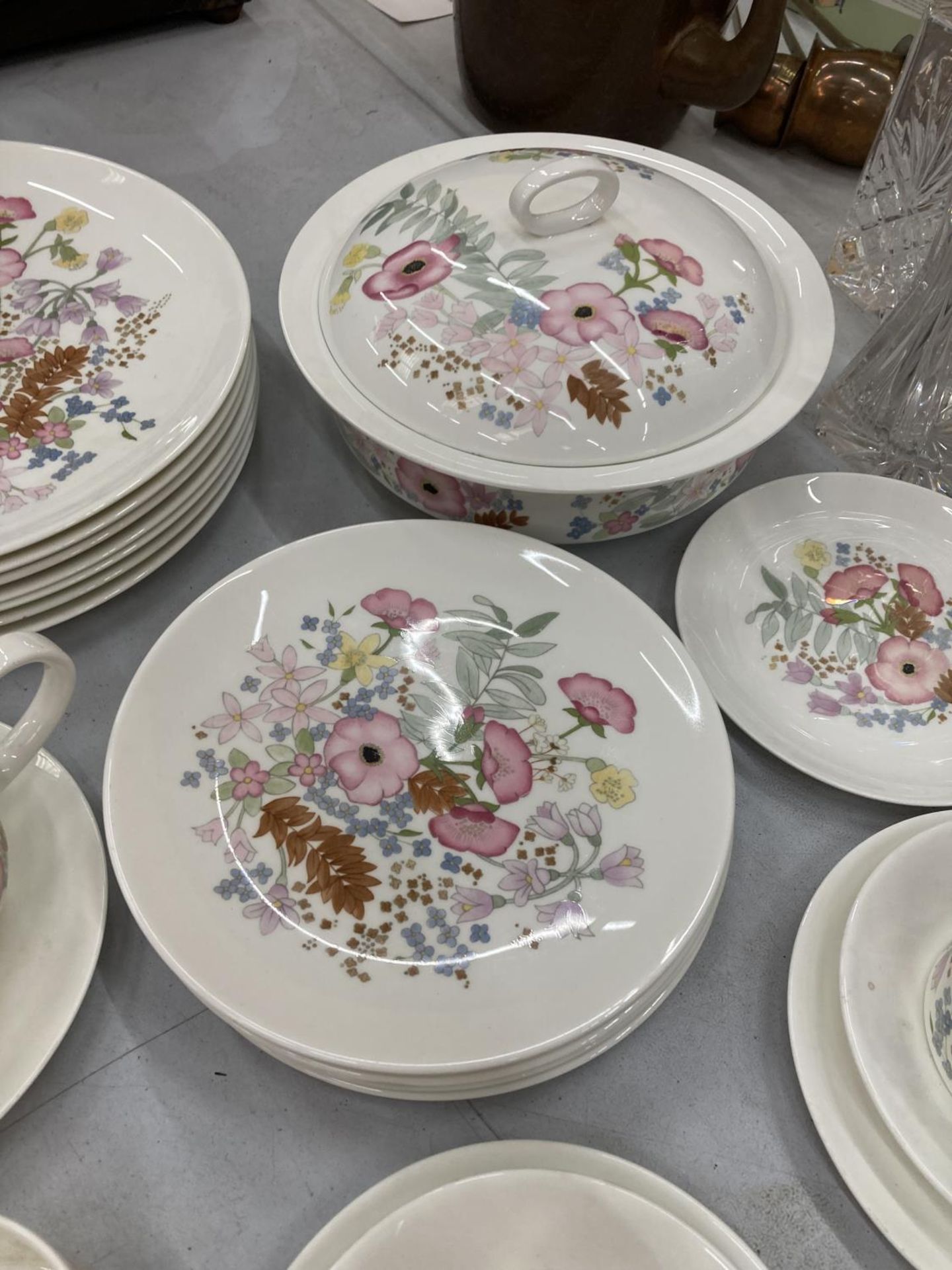 A COLLECTION OF WEDGWOOD 'MEADOW SWEET' DINNERWARE TO INCLUDE CUPS AND SAUCERS, DINNER AND SIDE - Image 5 of 6