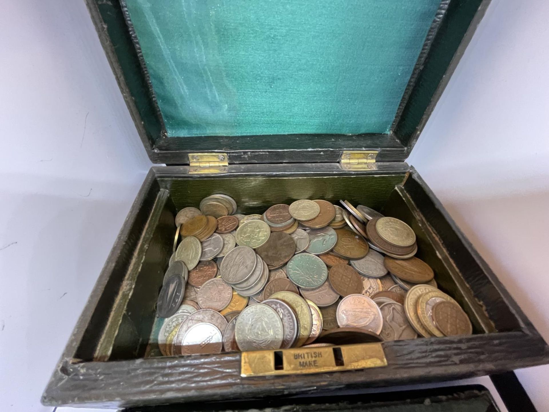 A BOX CONTAINING A LARGE QUANTITY OF COINS TO INCLUDE A GEORGE IV SILVER CROWN DATED 1820 AND - Image 2 of 5