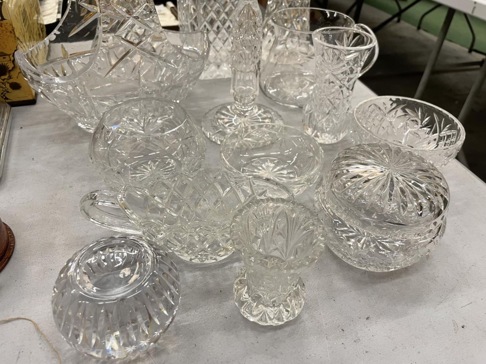 A QUANTITY OF GLASSWARE TO INCLUDE VASES, DECANTER, DISHES, JUGS, ETC - Image 2 of 4