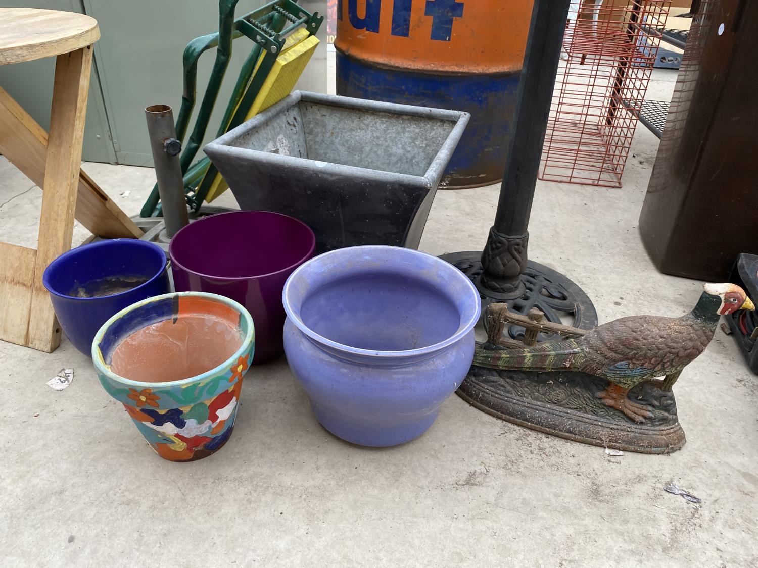 AN ASSORTMENT OF GARDEN ITEMS TO INCLUDE A PARASOL BASE, A PLASTIC BIRD BATH AND VARIOUS PLANT - Image 2 of 6