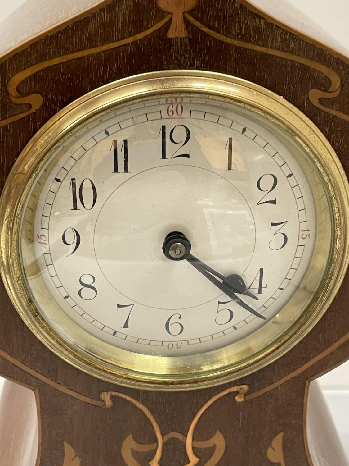 AN EDWARDIAN INLAID MANTLE CLOCK - Bild 2 aus 5