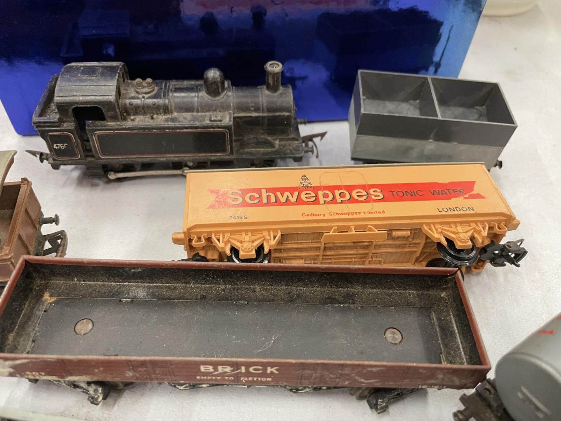 A QUANTITY OF ROLLING STOCK AND SHUNTER TO INCLUDE TRI-ANG AND HORNBY - Image 2 of 5