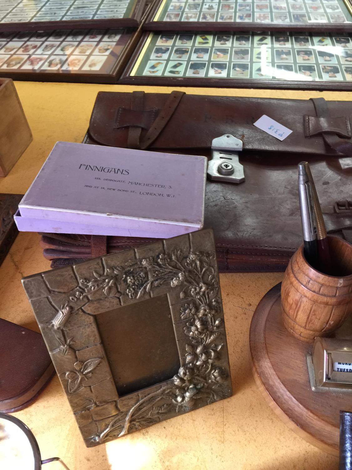 A QUANTITY OF COLLECTABLE ITEMS INCLUDING A PERPETUAL CALENDAR, LEATHER BRIEFCASE, MAGNIFYING GLASS, - Bild 5 aus 5