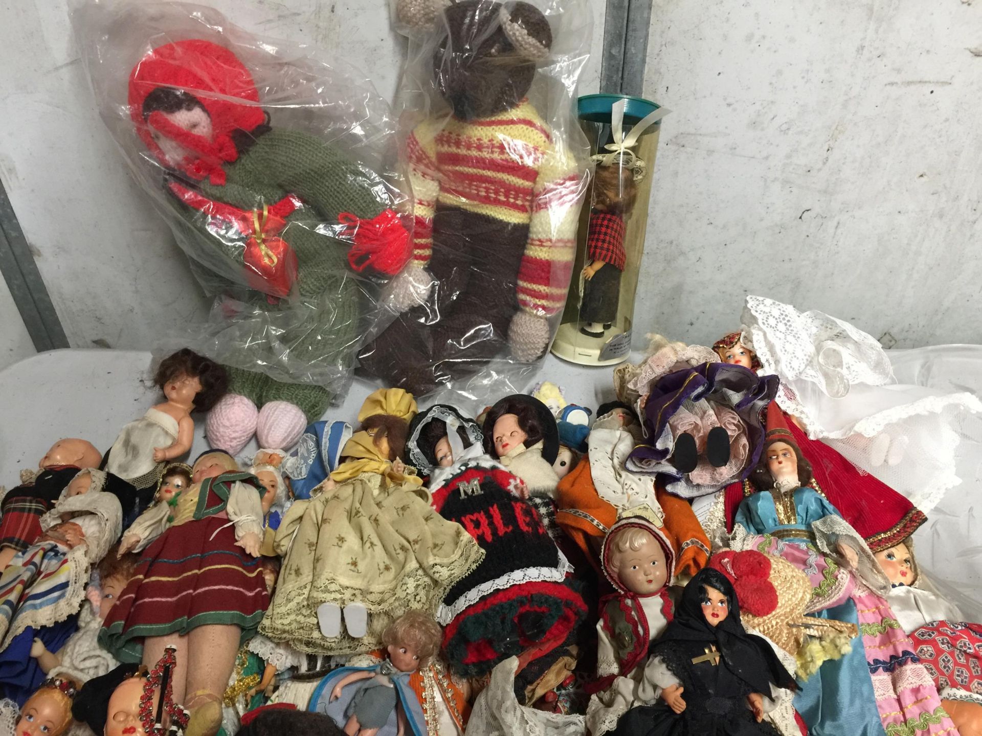 A LARGE QUANTITY OF COLLECTABLE DOLLS IN VARIOUS COSTUMES - Image 4 of 6
