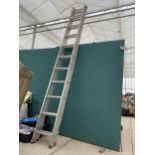 A TWO SECTION EXTENDABLE ALUMINIUM LADDER (11 RUNGS PER SECTION)