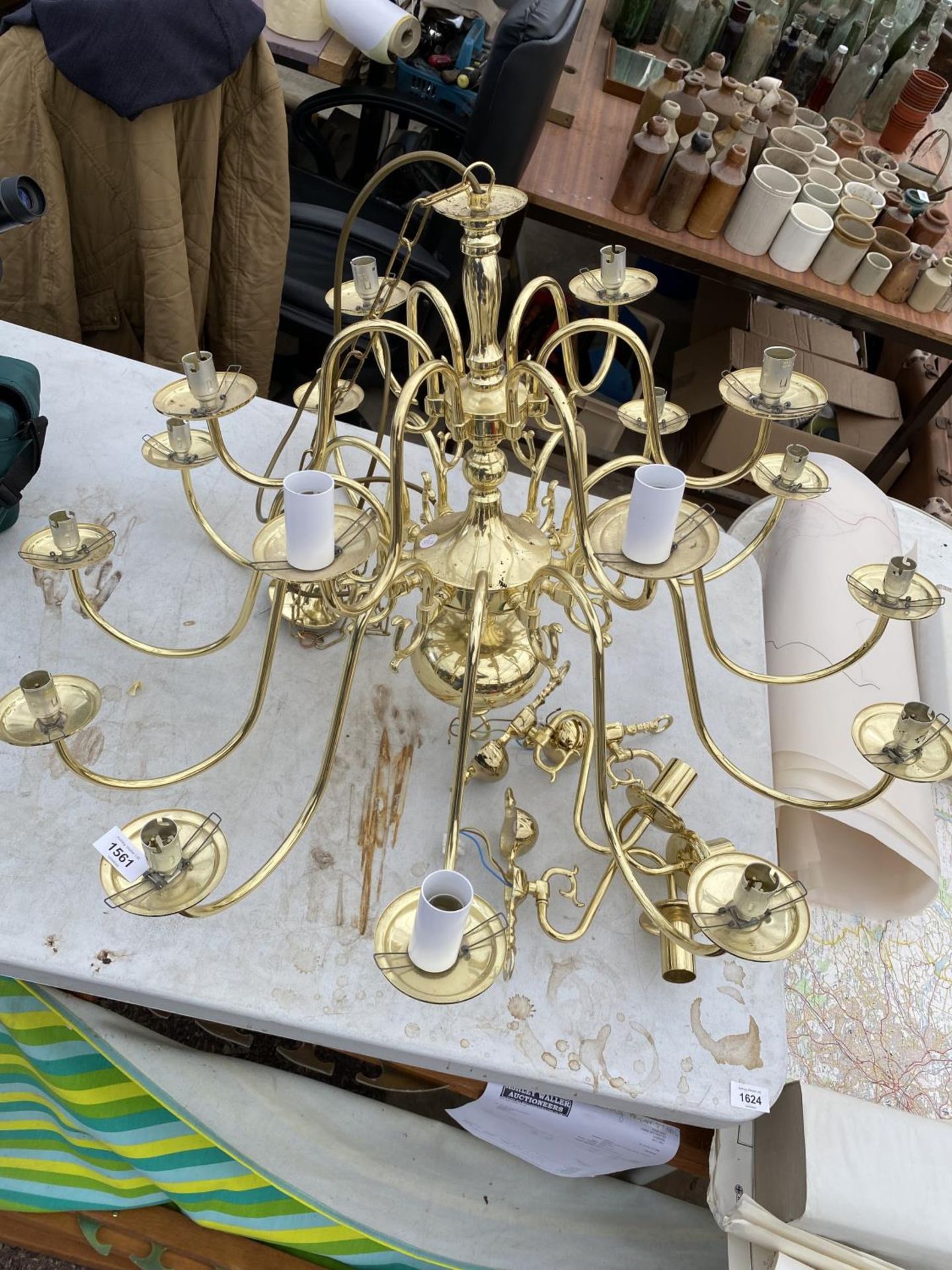 A LARGE GILT CHANDELIER STYLE LIGHT FITTING - Image 2 of 3