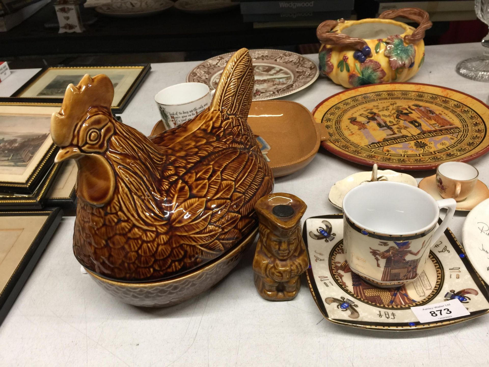 AN AMOUNT OF CERAMIC ITEMS TO INCLUDE A PRICES EGG CROCK, PLATES, BOWLS, ETC - Image 3 of 10