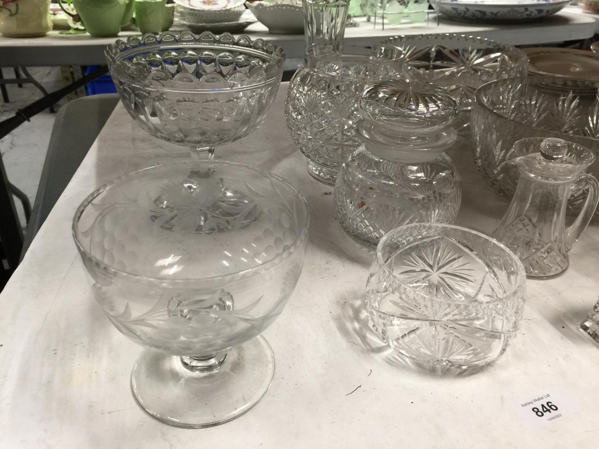 A QUANTITY OF GLASSWARE TO INCLUDE BOWLS, VASES, JUGS, ETC - Image 4 of 8