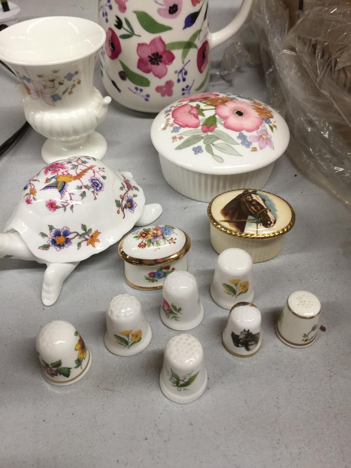 A COLLECTION OF ITEMS INCLUDING CHINA THIMBLES, AYNSLEY TORTOISEWEDGWOOD TRINKET BOX, MINI URN, ETC - Bild 3 aus 3