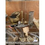 AN ASSORTMENT OF VINTAGE ITEMS TO INCLUDE A BRASS EAGLE INK WELL, A BRASS COAL BUCKET AND BRASS