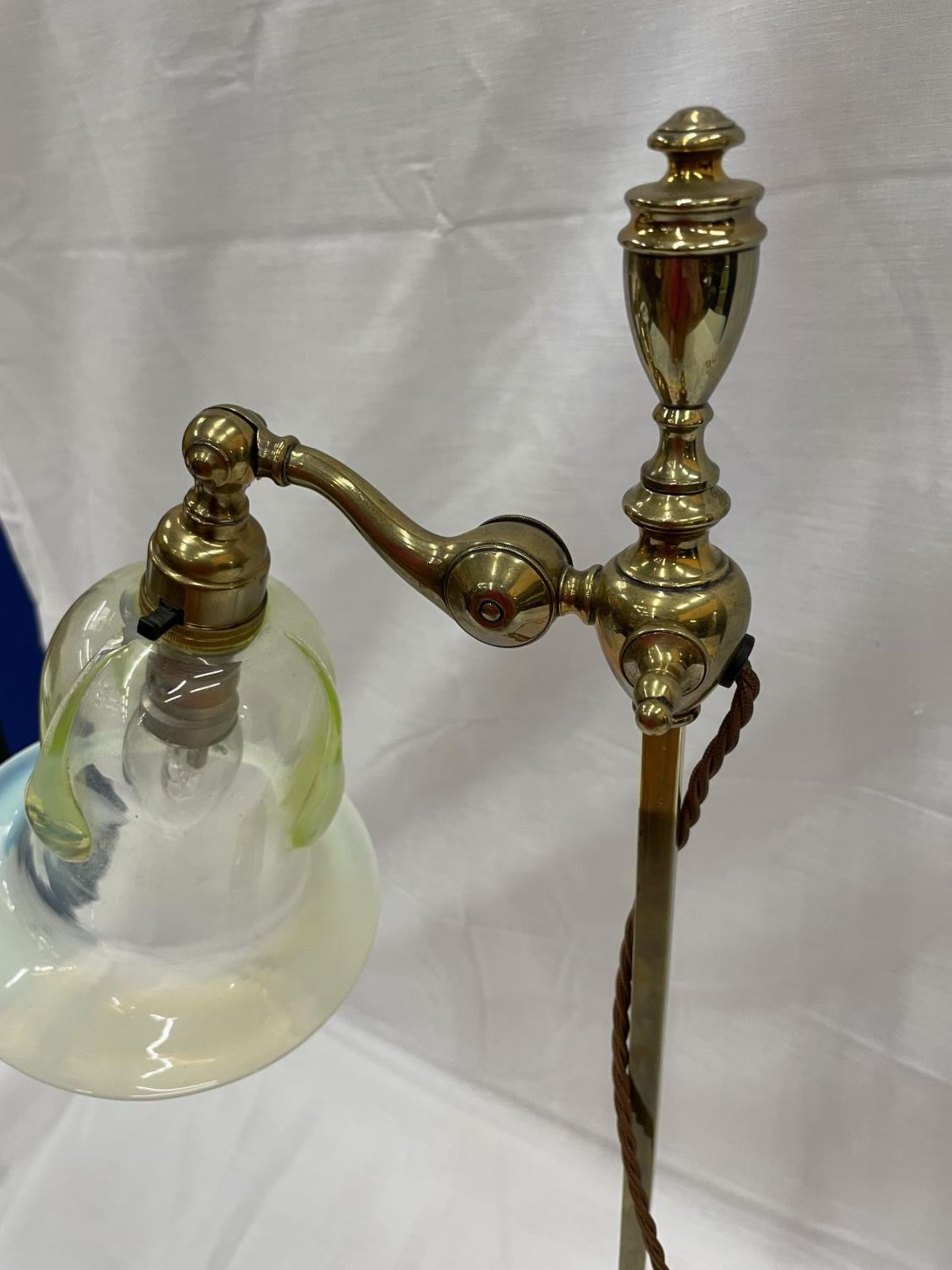 A HEAVY ANTIQUE ADJUSTABLE BRASS DESK LAMP WITH AN UNUSUAL GLASS SHADE - Image 5 of 6