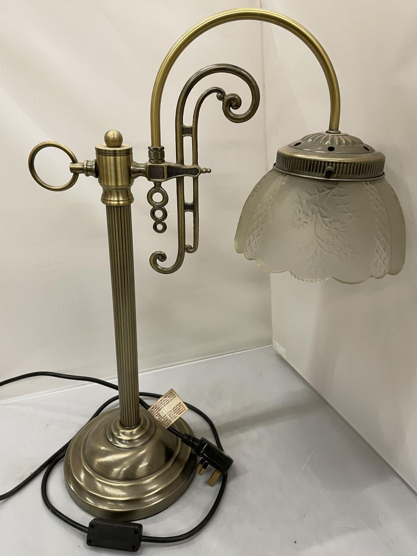 AN ANTIQUE STYLE BRASS DESK LAMP WITH GLASS SHADE - Image 4 of 4