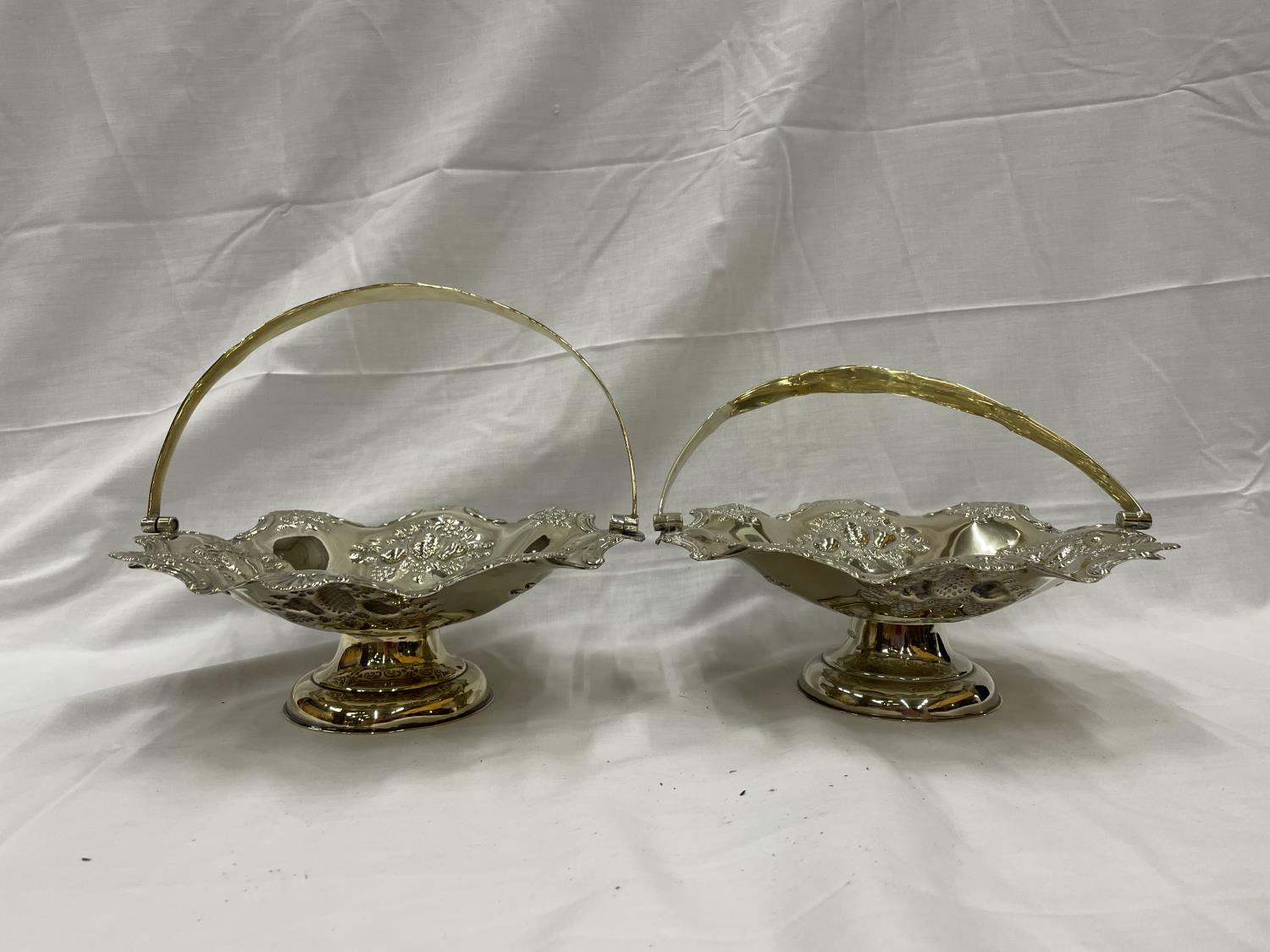 TWO MARKED POTTER SILVER PLATED ORNATE FRUIT BASKETS DIAMETER 28CM - Image 3 of 5