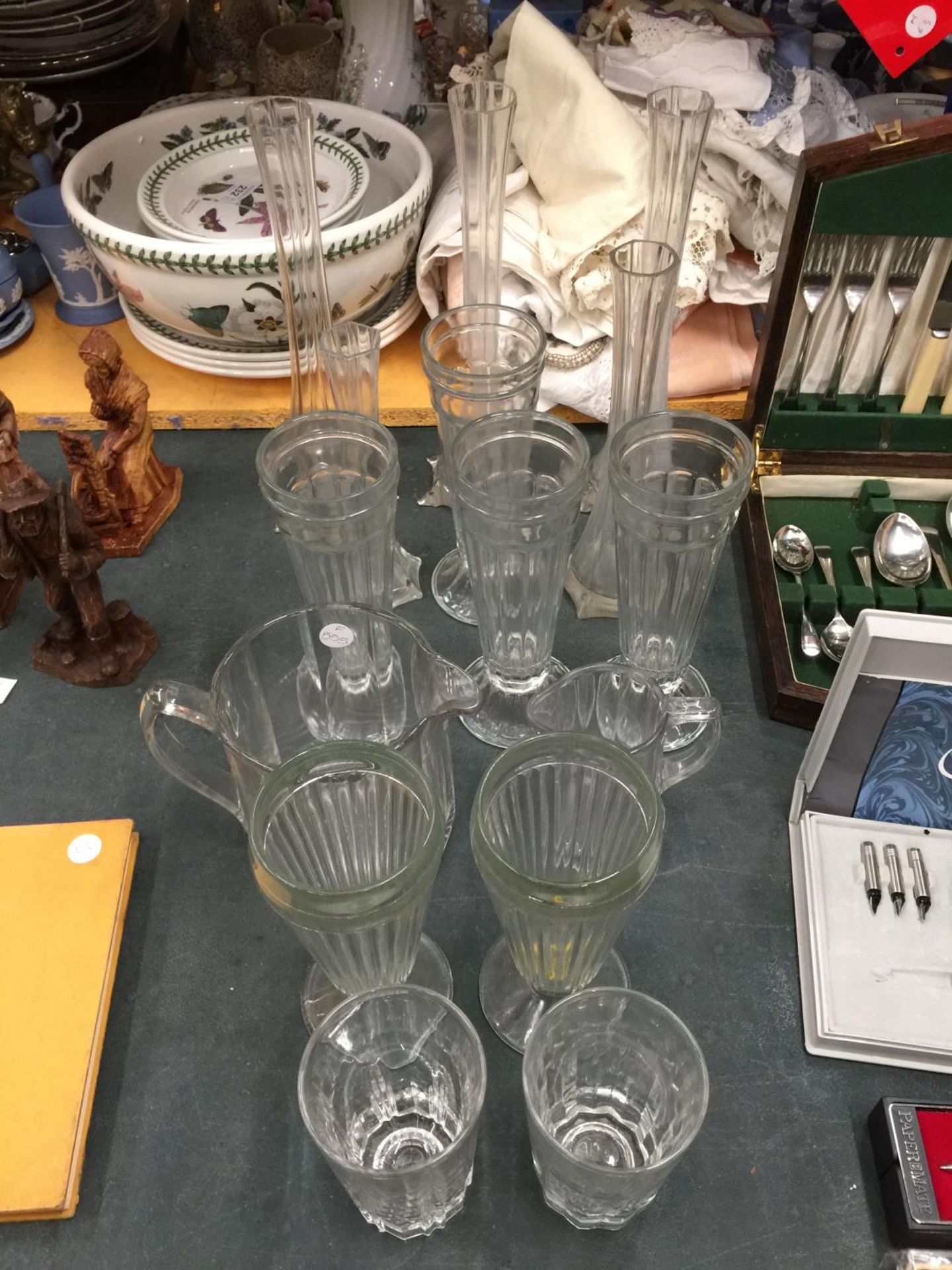 A QUANTITY OF VINTAGE GLASSES INCLUDING TALL DESSERT GLASSES, VASES, ETC - Image 2 of 6