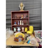 A LARGE ASSORTMENT OF CERAMIC ITEMS TO INCLUDE JUGS, VASES AND PLATES ETC