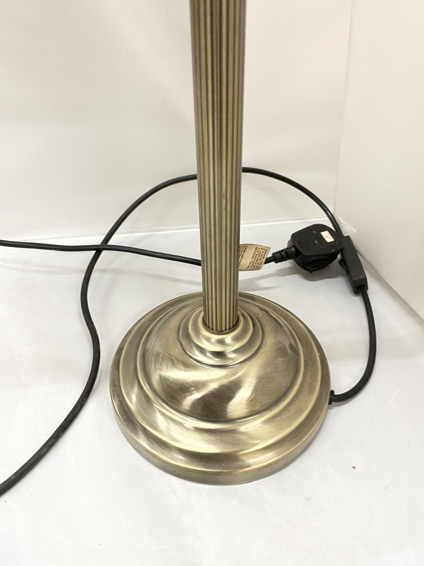 AN ANTIQUE STYLE BRASS DESK LAMP WITH GLASS SHADE - Image 3 of 4