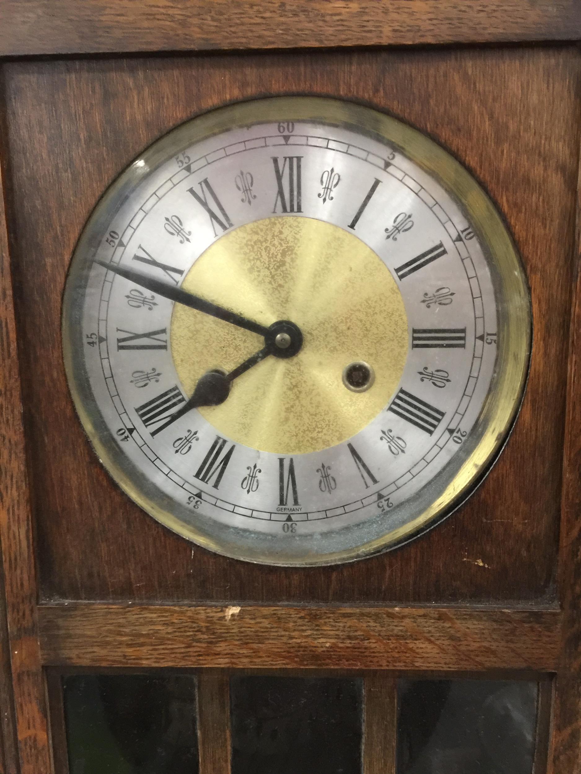 A VINTAGE MAHOGANY CASED CHIMING WALL CLOCK WITH ROMAN NUMERAL FACE AND PENDULUM - Bild 3 aus 4